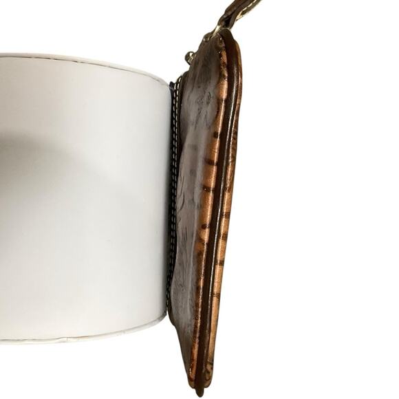 Dooney & Bourke Embossed Disney Aulani Wristlet NEW - Picture 11 of 15